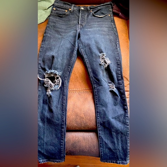 Ripped black Levi jeans. Good condition and good quality - Picture 1 of 3